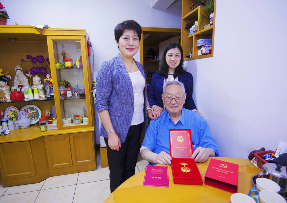 南京新百六位老黨員獲頒“光榮在黨50年”紀念章