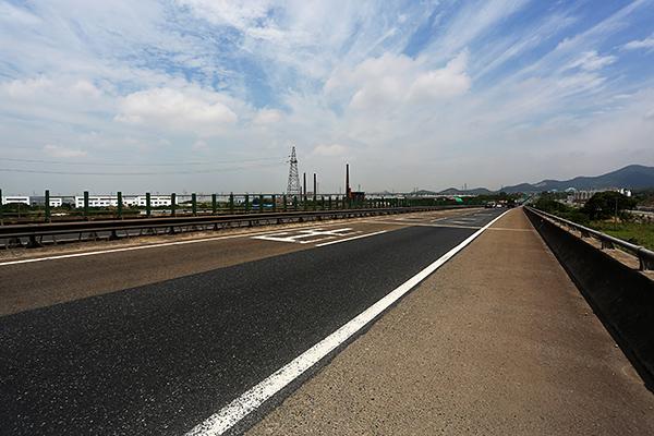 杭寧高速湖州段路面整修  