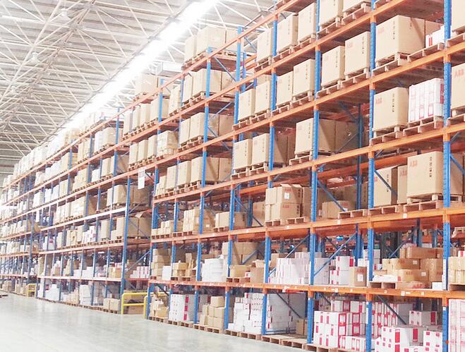 在電商企業倉庫中哪些貨架類型是較為常見的？