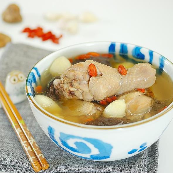 Chicken soup with garlic and mushrooms
